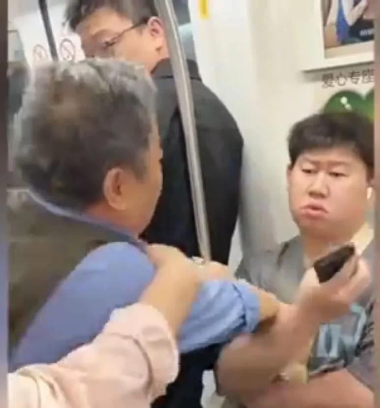 上海地铁这事儿，我就是支持这个不让座的年轻人。熙熙攘攘的地铁上上来一个老年男士