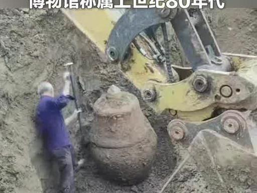 江苏盱眙工地6月29日挖掘机施工挖坑，意外挖出外形古朴疑似古董古缸，引来