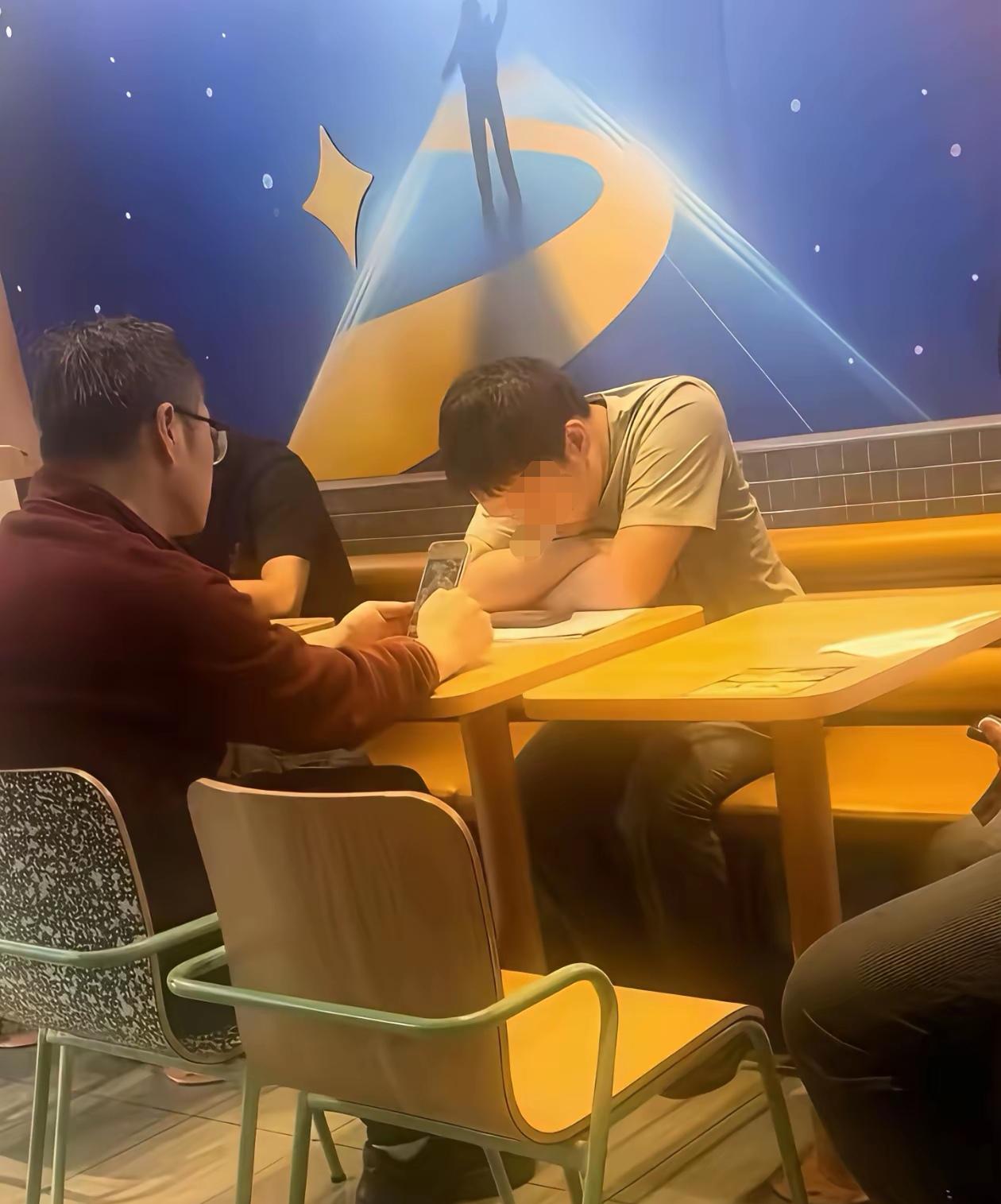 笑抽了！有人说老师请“杀哥”吃汉堡是大智慧，吃烧烤有签子，吃火锅有热汤，只有汉堡