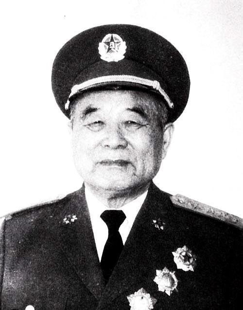 李德生将军办了一件大好事。1969年，中国科技大学准备迁到河南南阳，河南不要。当