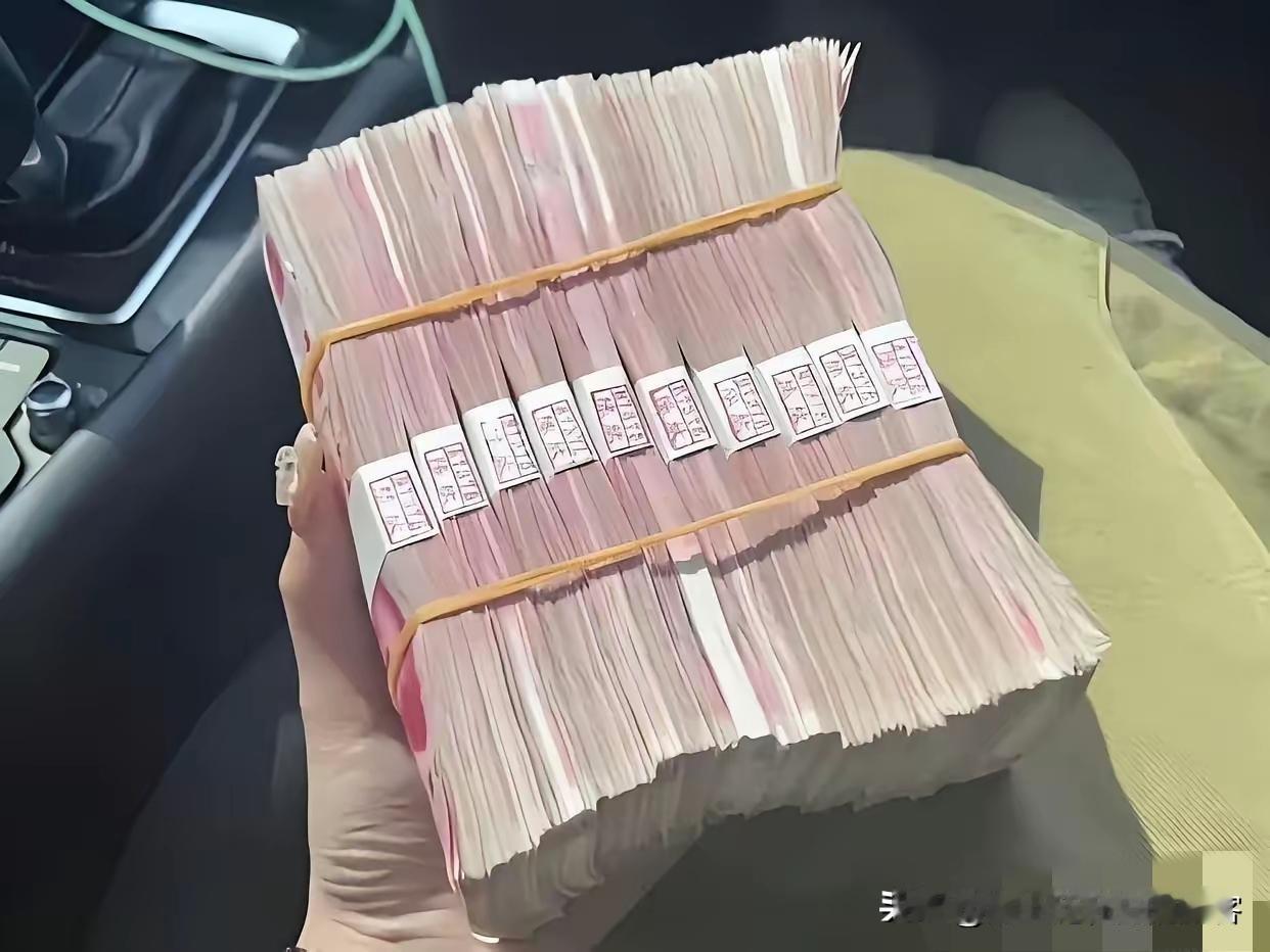 我一个同事的老爸52岁被裁员了，签了保密协议，每个月给12000补贴，连续给12