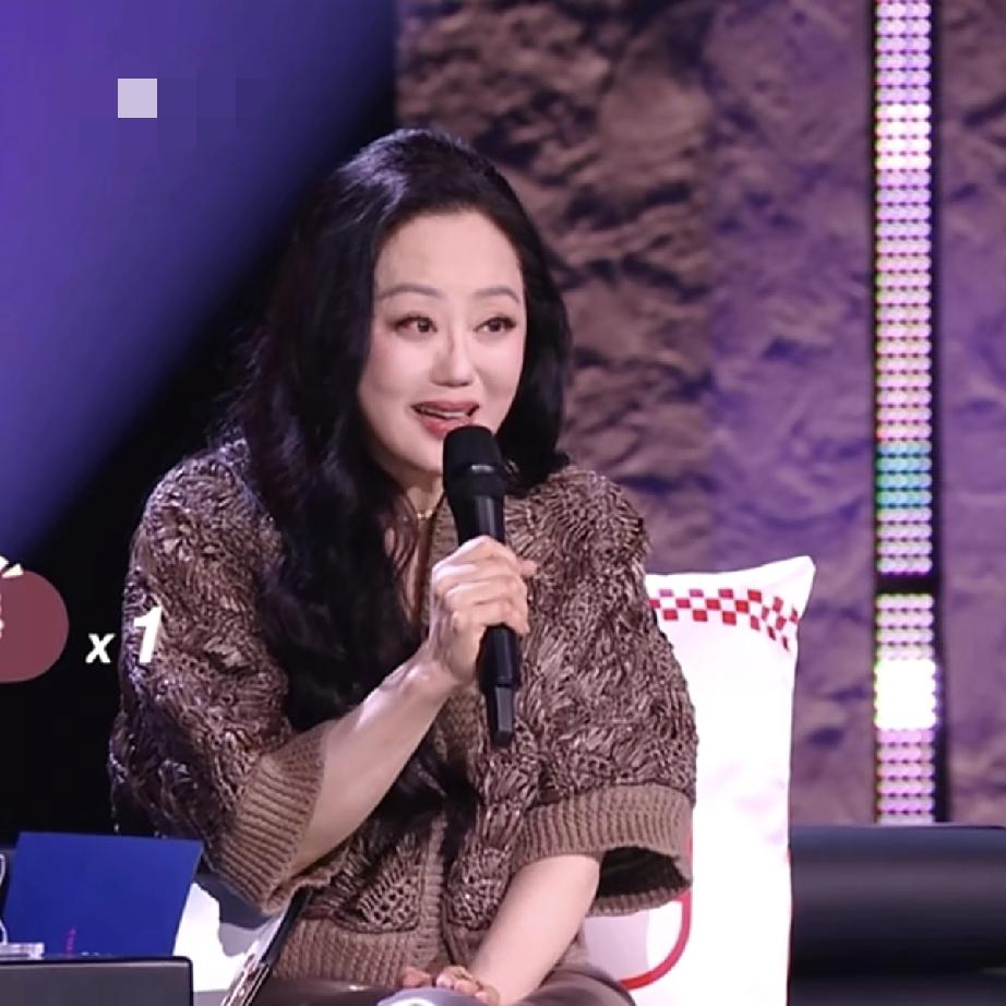 4月3日，章小惠现身浪姐，虽然她妆容精致头发也挺黑的，可能是染的，但手背青筋暴起