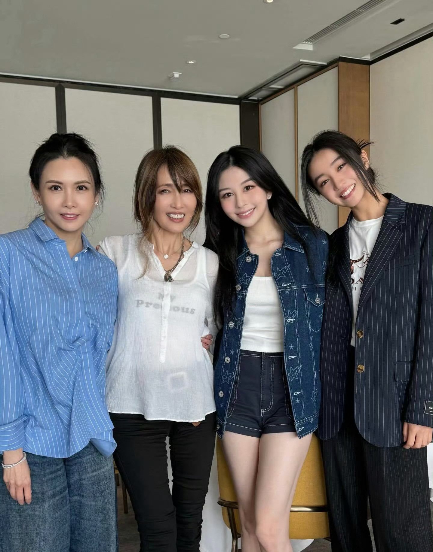 邱淑贞与大女儿沈月、工藤静香与女儿木村光希同框合体🥰，四大美女跨世代同框，美貌