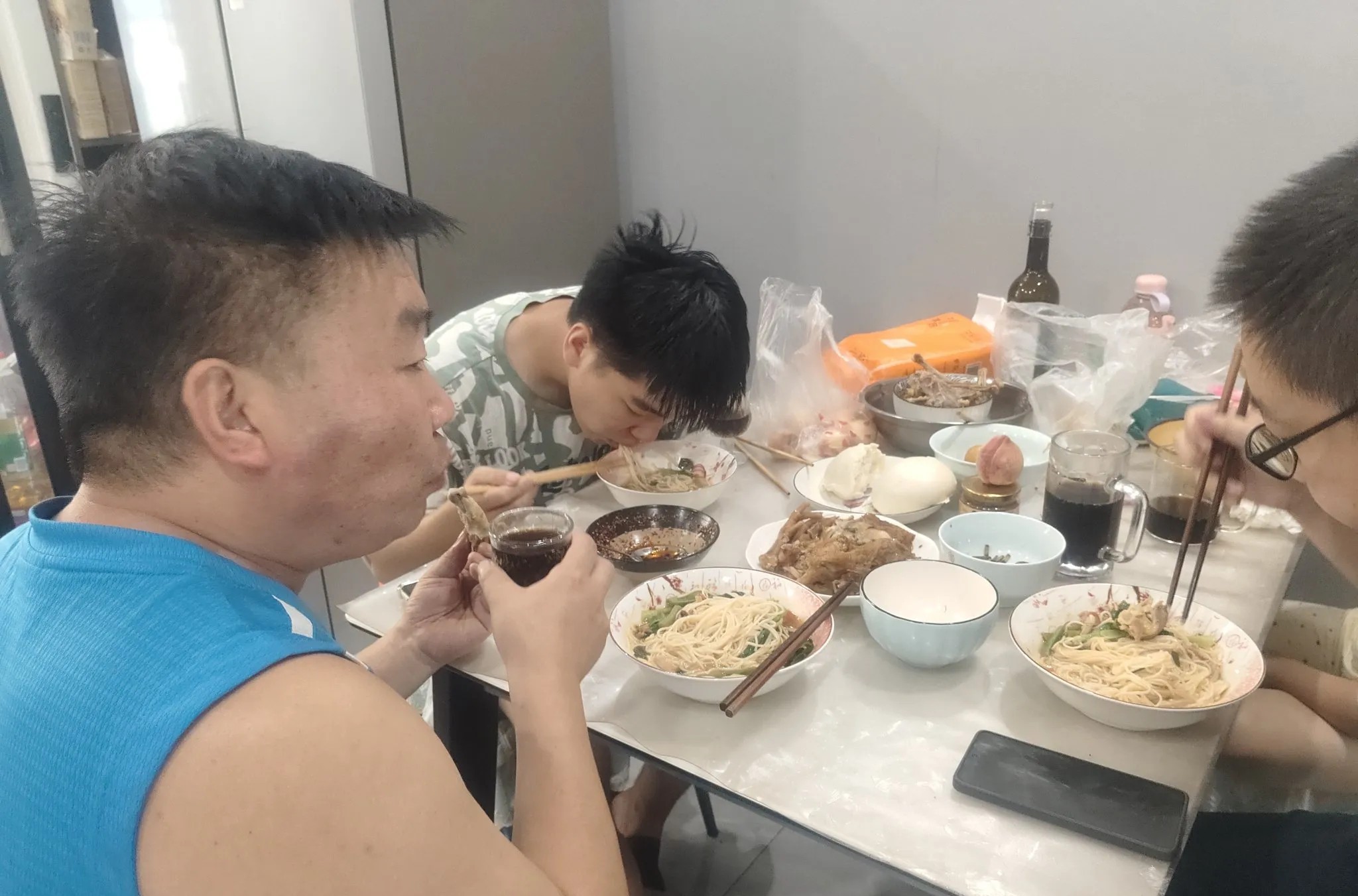 我真搞不懂我老公哪来的自信！都五十出头的人了，俩儿子还没娶媳妇，别人早当上爷爷外