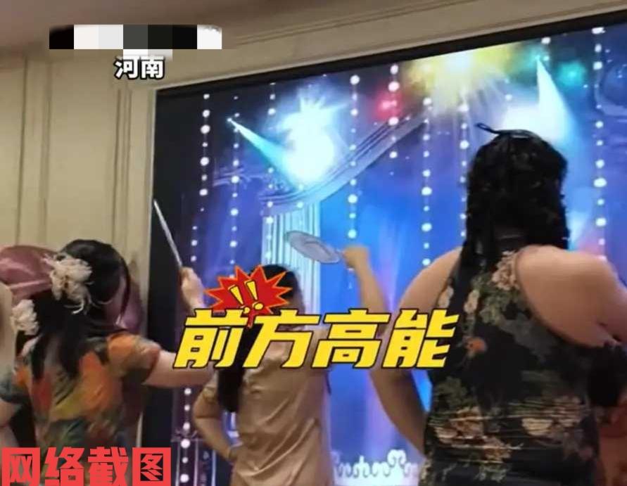 河南有家公司举办跨年晚会有精彩。这里自然是公司内部活动，当然表演者也有员工献