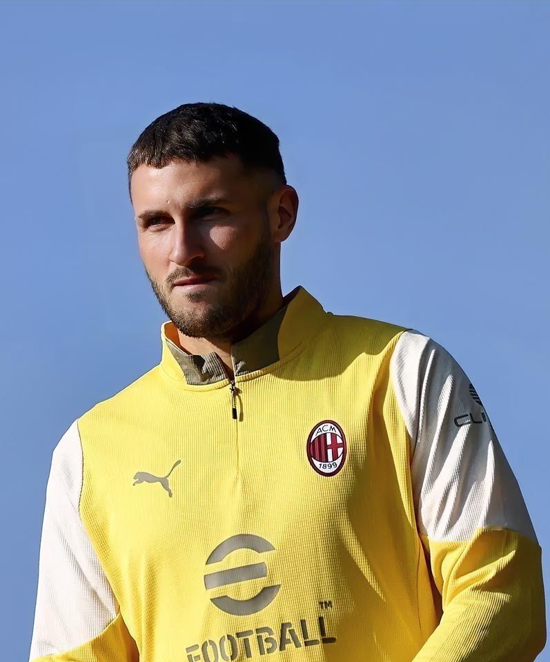 2800万欧元的意甲中锋，联赛22轮，进球数：0。他刚向全队宣布，哪也不去。过