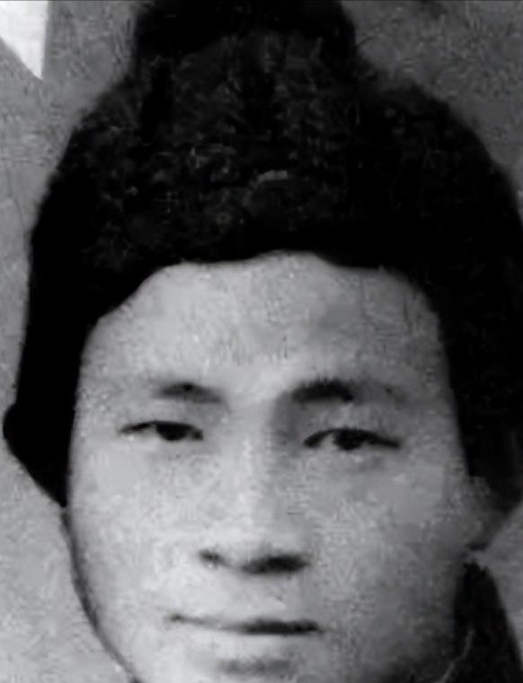 1941年，一名15岁的男孩在上厕所时，发现墙缝里似乎藏着什么东西，他用手把泥巴