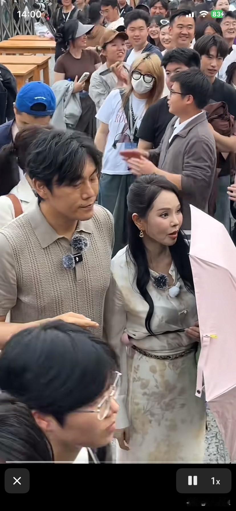 伊能静的确老了，没有美颜滤镜，，这就是真实的她！脸明显的垮了！眼睛也看出来是老