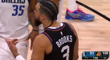 NBA常规赛，太阳主场120-111战胜独行侠。全场比赛，太阳后卫狄龙-布鲁克