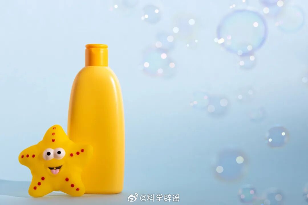 微博辟谣【孩子洗澡也可以放心使用沐浴露】对于大多数孩子来说，使用靠谱的儿童专用沐