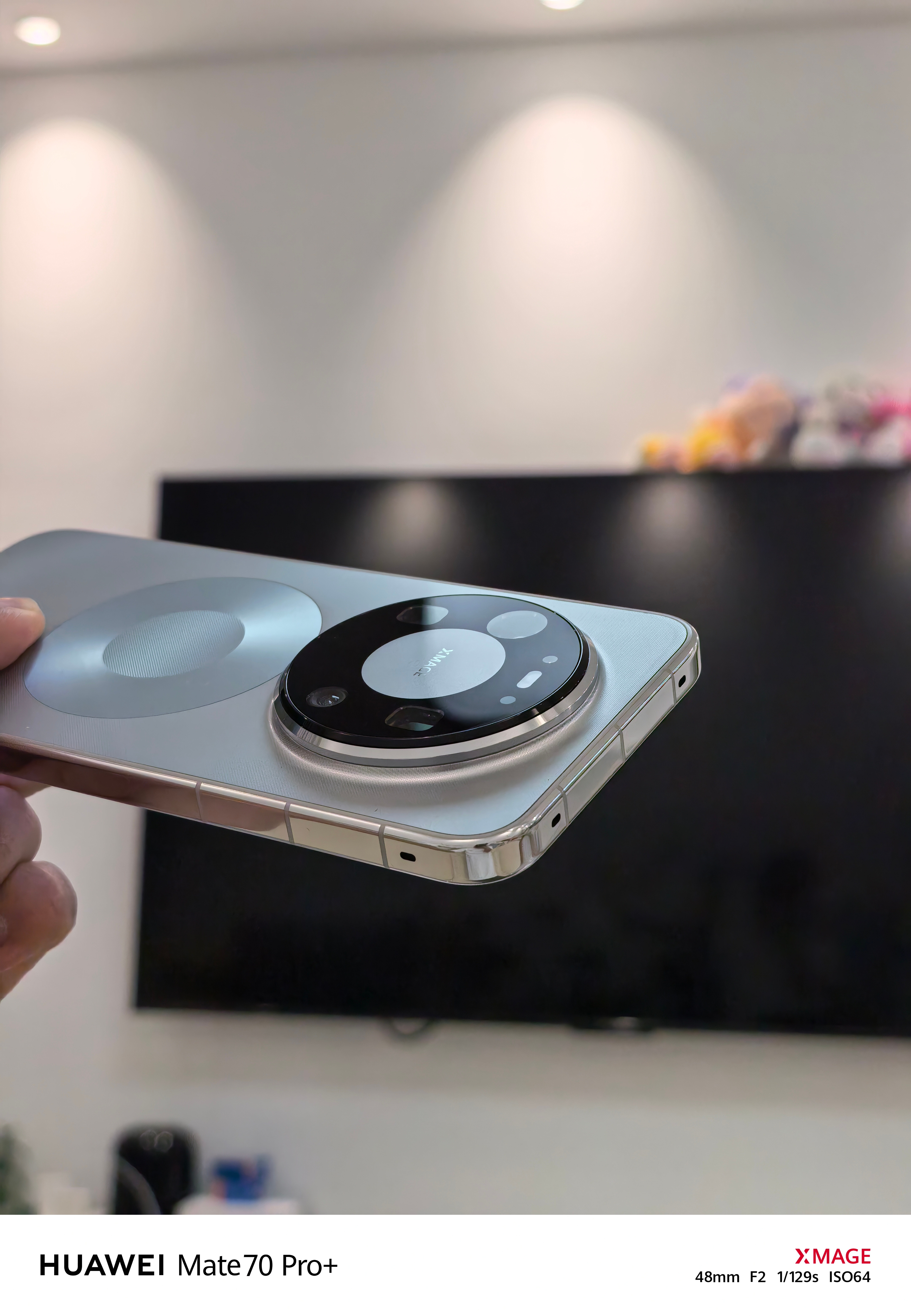 华为Mate80ProMax「极地银」到手了，第一眼的感觉就两个字「高级」。