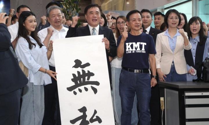 【奇葩，国民党主席选举，一位国民党民代陪着3个人现身登记】国民党主席改选将在