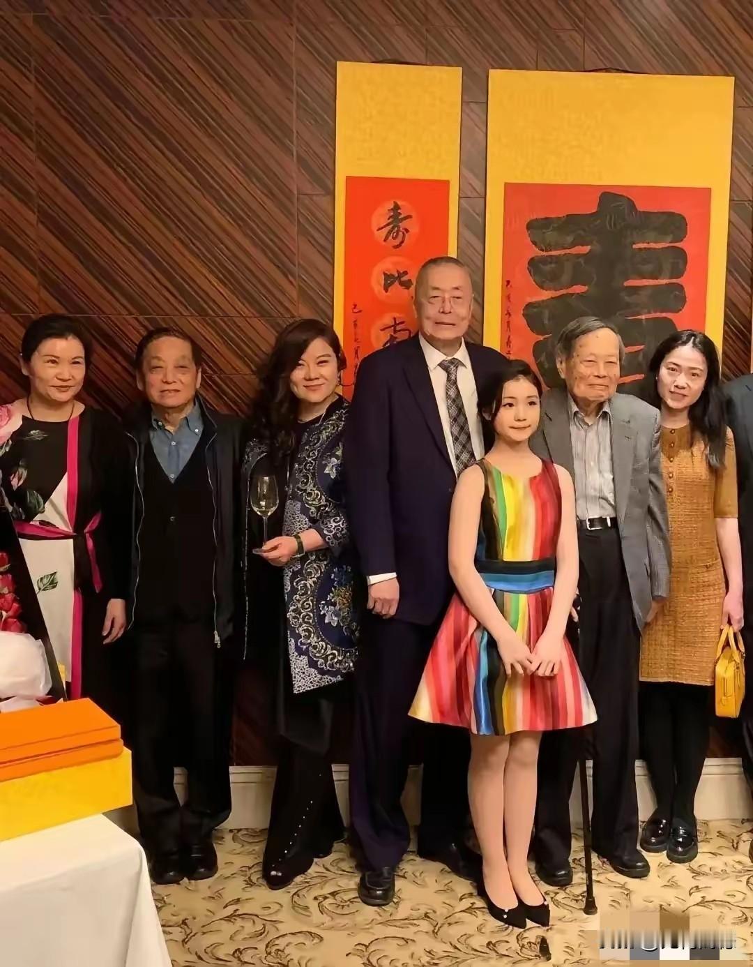 站在杨振宁身边的这个人，身材是很高大的，目测身高至少要有一米八以上，虽然不知道他