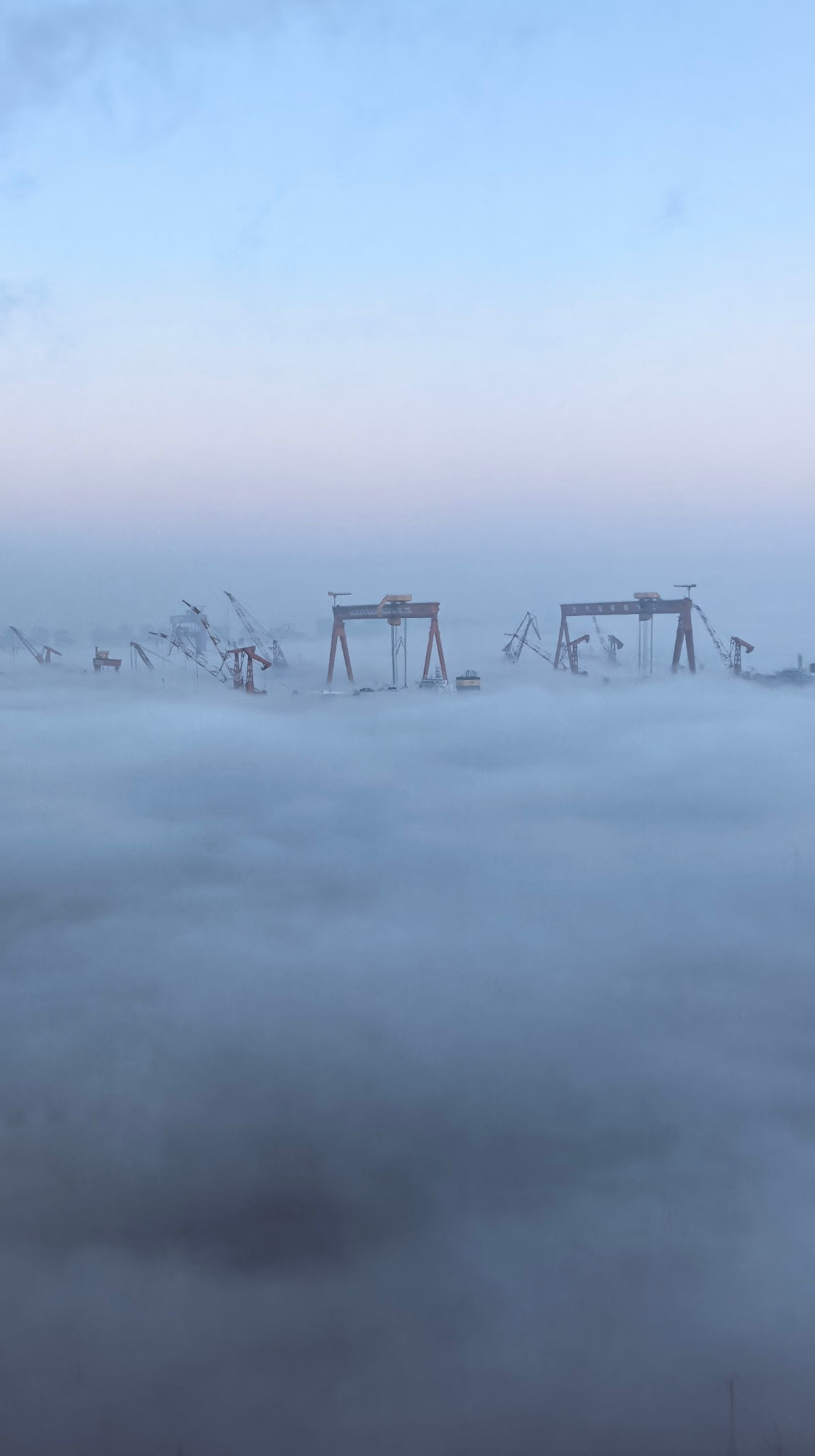 北方某地004船坞。。。。好不容易船坞旁的LNG船走了，浓雾又来了，保密级别真高