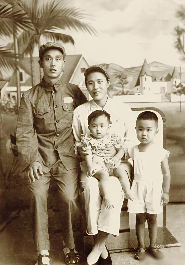 1947年，30岁的解放军师长周志坚，迎娶19岁的女护士。谁知新婚当夜，周志