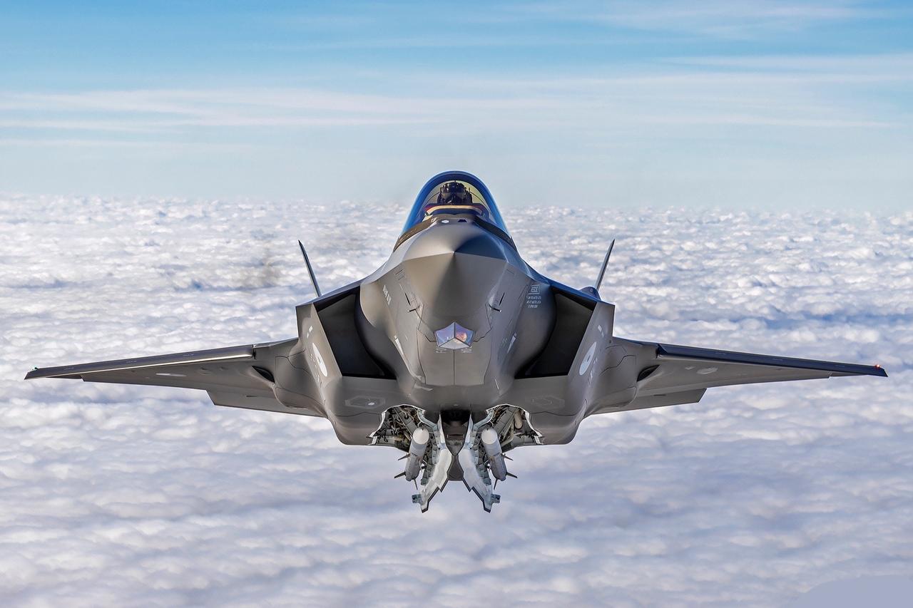 美国花了几万亿美元造F-35，核心逻辑只有一个：别人雷达看不见，我想来就来，想走