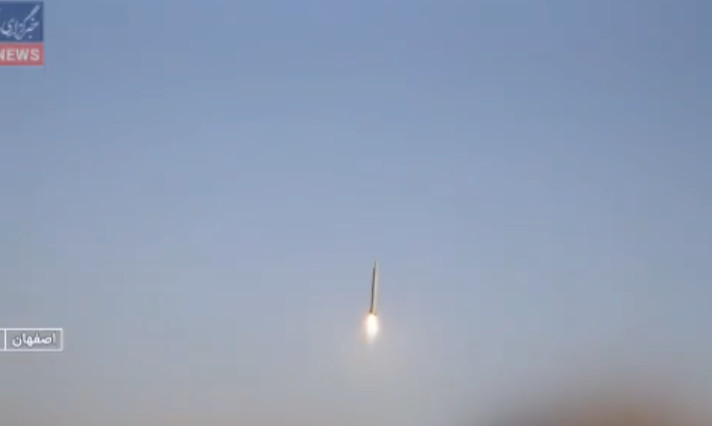 🔻伊朗发布的弹道导弹还击美军基地和以色列的升空画面，是伊朗比较老式的“卡德尔”