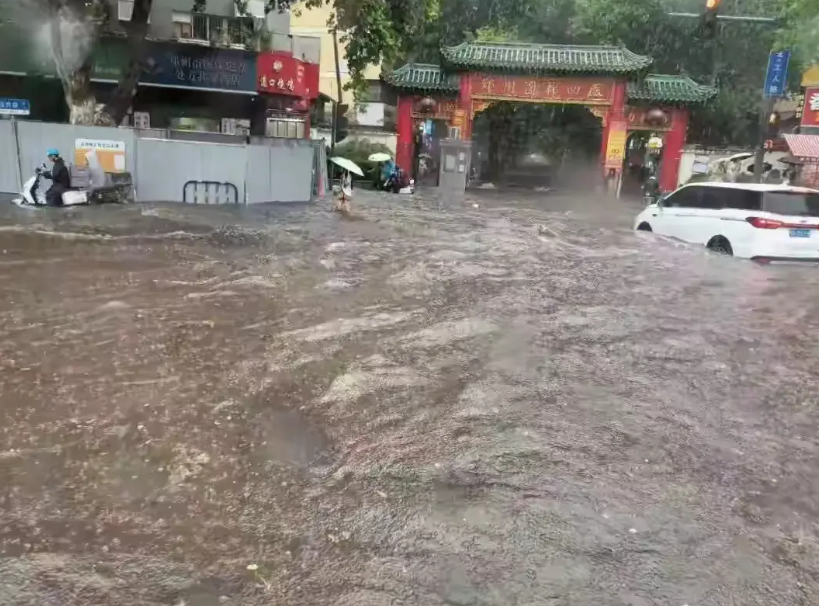 郑州现在最该做的不是疏通下水道，也不是忙着泄洪，而是尽快在周边兴修大型水库。