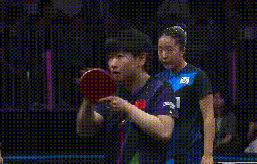 楚钦：暂停吗？莎莎：暂停吧。两人放下球拍，很有默契地做出暂停的手势，完全都不