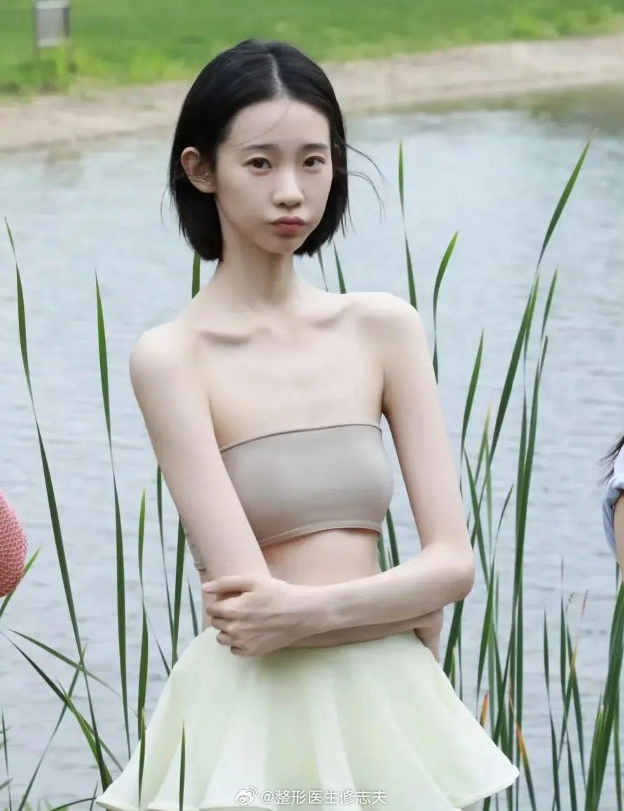 张艺凡这身材，瘦得有点过头了，不过艺人为了上镜也只有如此了