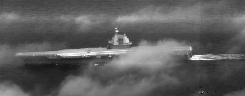 对岸F-16狙击手吊舱今天拍摄的福建舰通过海峡画面。只是这个画面，还是一如