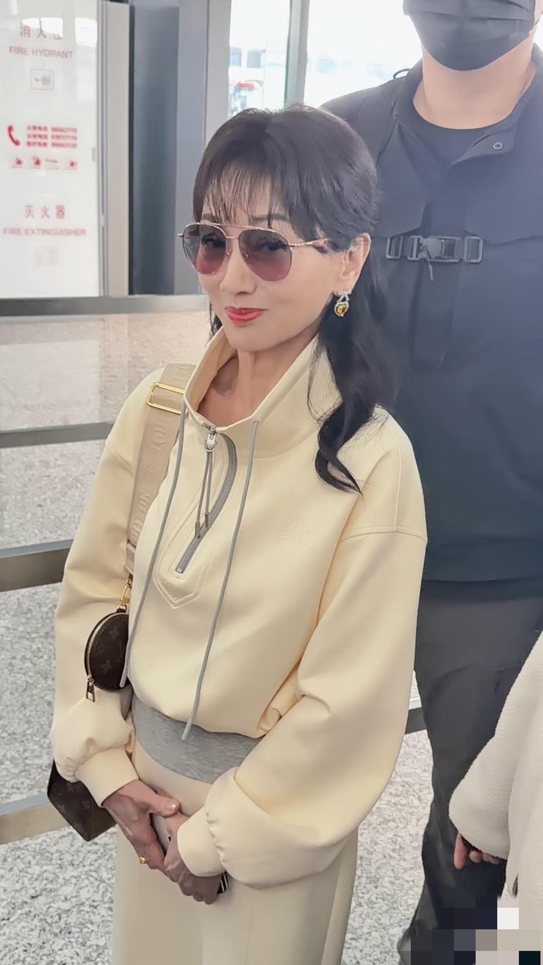 4月22日，赵雅芝现身杭州机场准备回香港了，她嘟着嘴不说话，越来越像老太太了，真