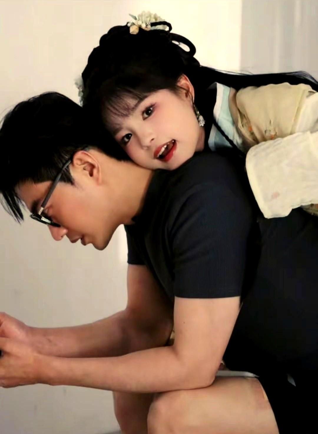 短剧圈的于龙和杨咩咩，恋情是从戏里甜到戏外了。第一次合作拍《办公室恋情》，一场雨