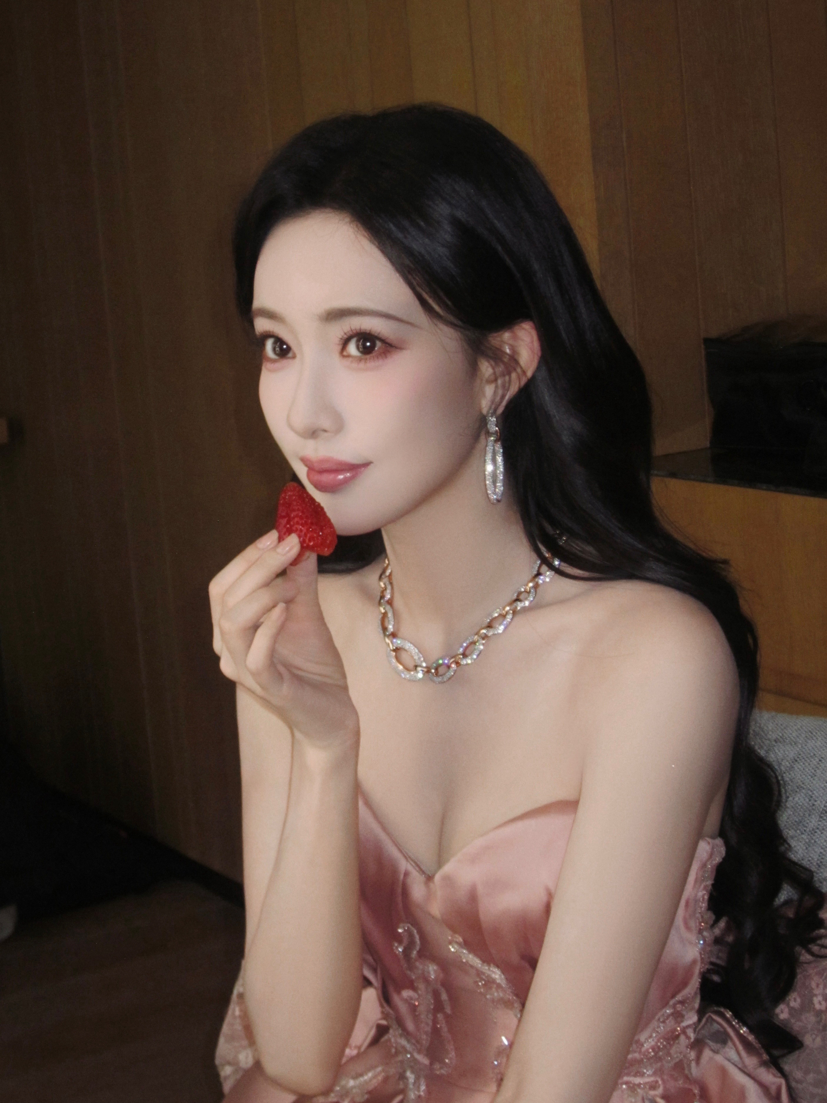 孟子义今日出席微博之夜活动，身着TonyWard2015春夏定制系列抹胸礼服