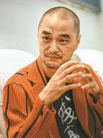 学医8年的冯唐说了一句荒谬的话：“我就是好色，我当妇科医生，我能光明正大地看女人