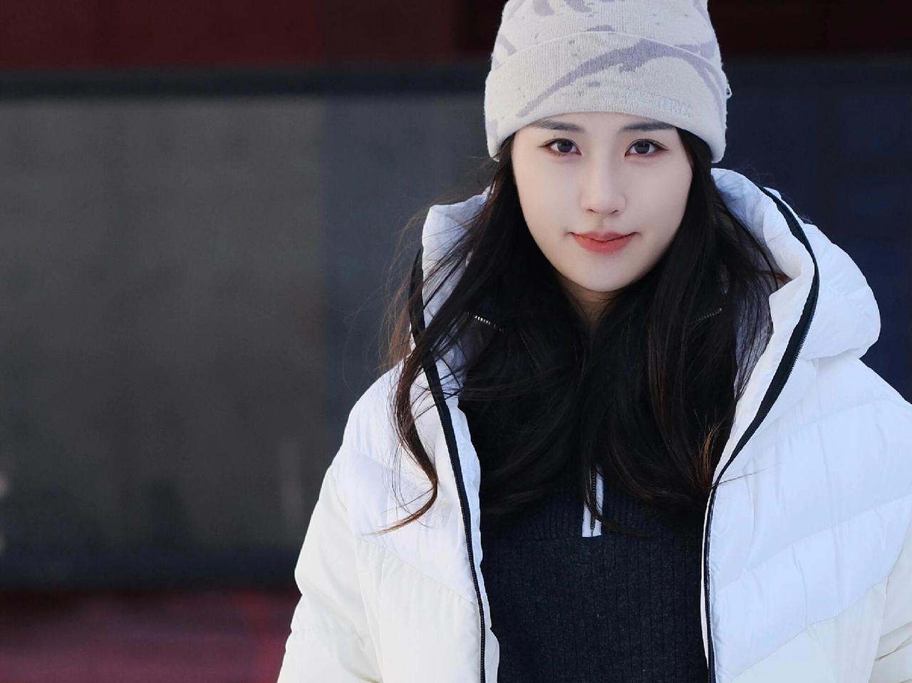 雪地冬日穿搭｜白羽绒服的松弛感搭法踩在雪地里咯吱咯吱响，才发现冬日穿搭的精