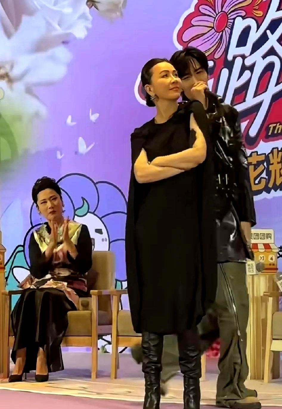 我老公说，女人最重要的一点就是，在于气质，他指着刘嘉玲，说你看她穿着高跟