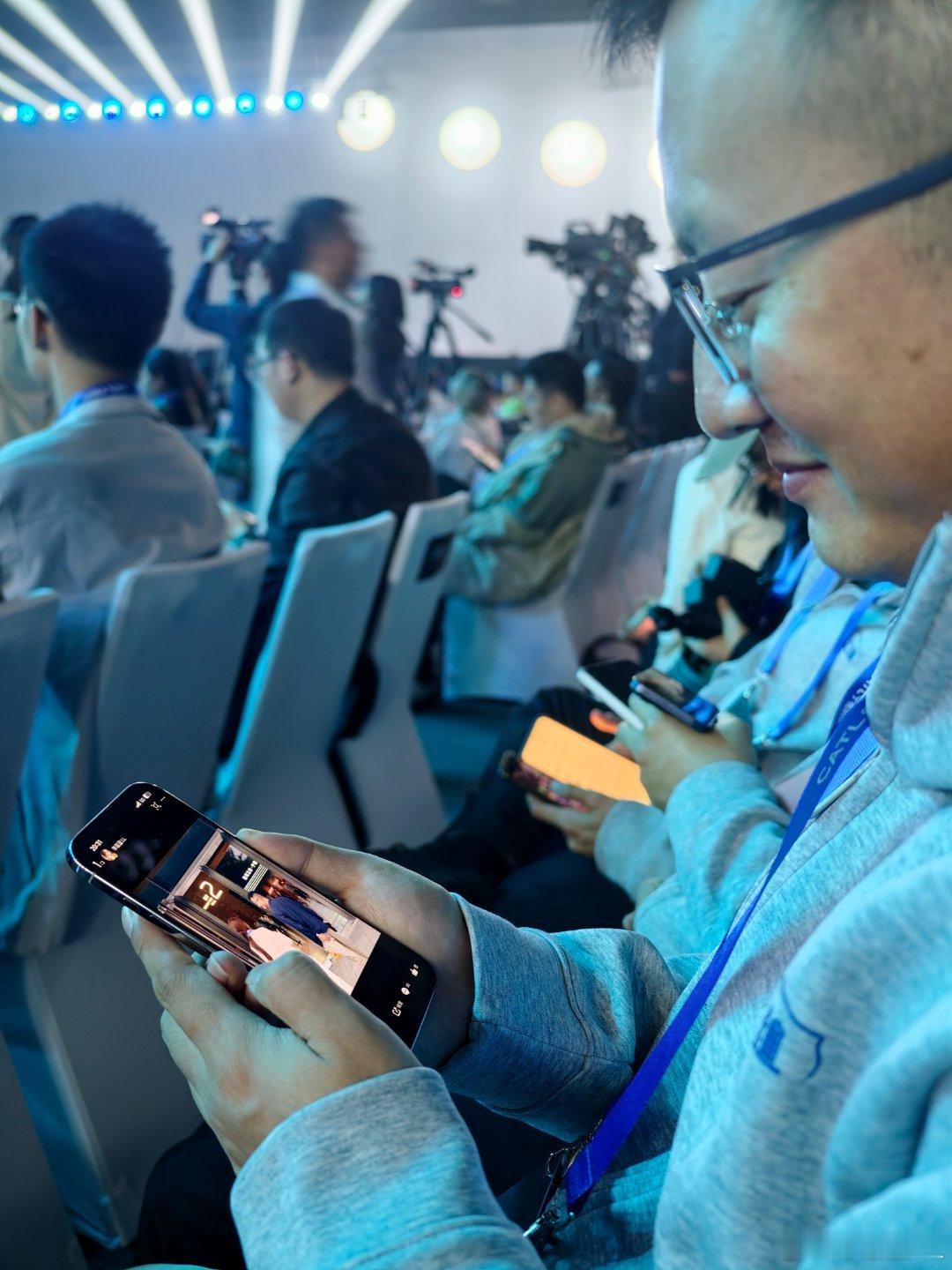 某人一脸幸福的欣赏我拍的他和小酸奶的照片？这是咋回事啊？