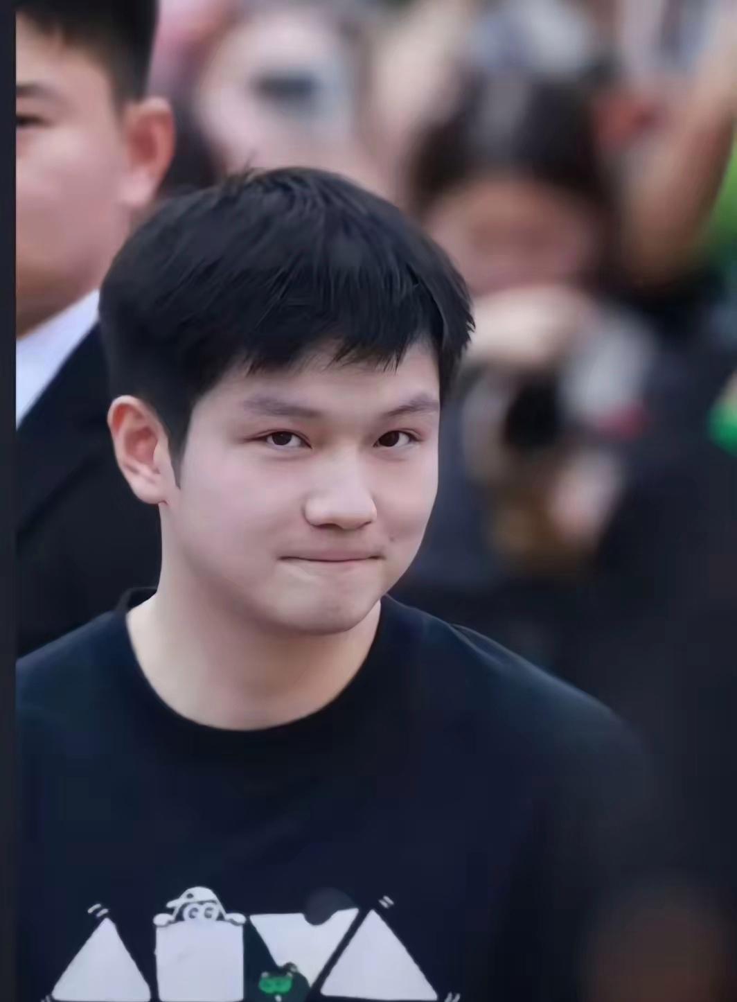 男乒第一人，你心中谁当属？若论世界排名，林诗栋是第一论流量和热搜，王楚钦是第