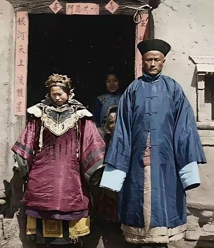这是清朝末年北方农村一场基层官员婚礼的现场。据介绍，新娘身着清朝早期的旗袍，如今