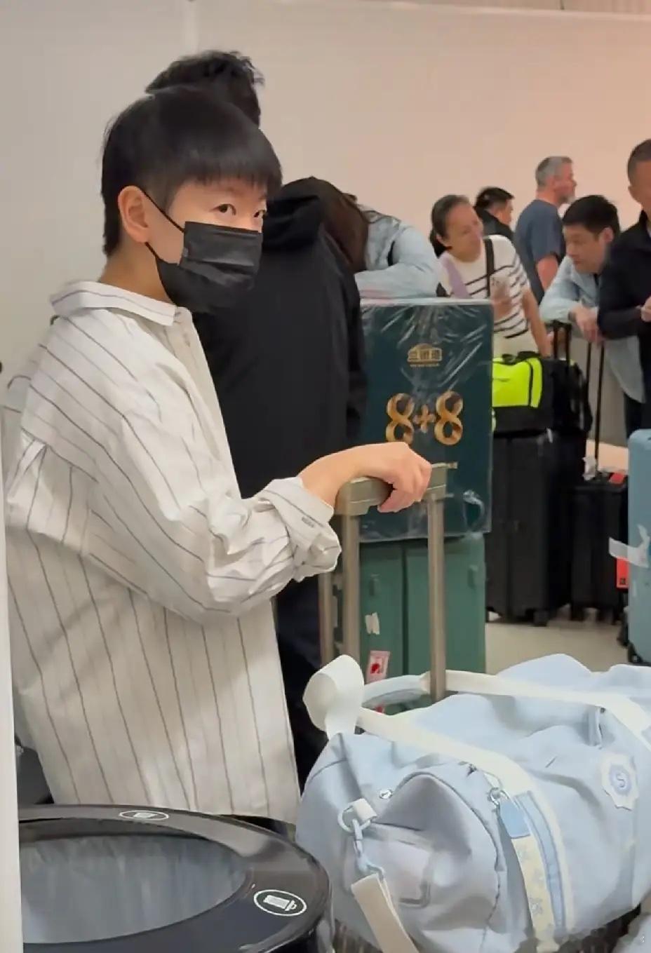 国乒顺利到达洛杉矶，莎莎点头暖心回应球迷。Coco远远警惕地守护着莎莎，真是自家