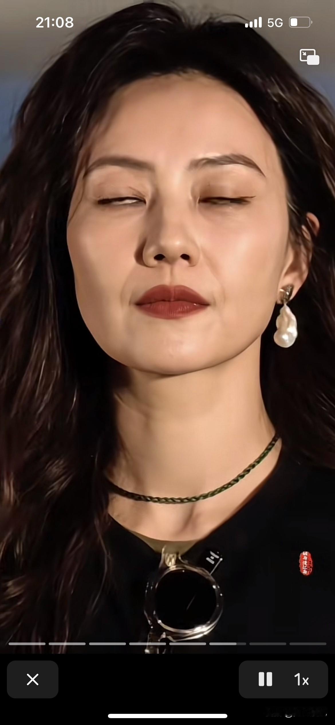 真不敢相信这个是高圆圆老师，看看这张脸已经开始垮了，岁月不饶人啊，不过谁不老啊，