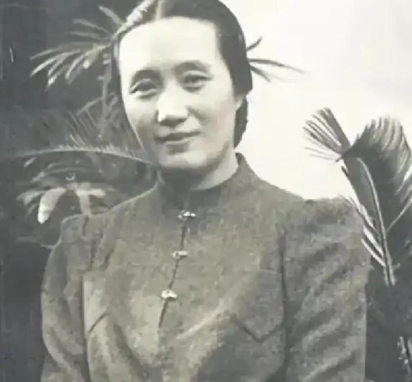 1925年，连生4女的董竹君，为圆丈夫儿子梦，冒死怀第5胎。她肚大肥圆，爱吃辣椒