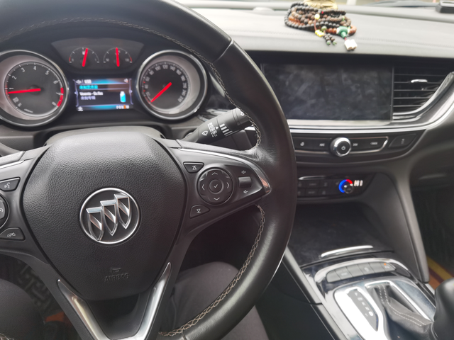 2019款别克君威才开3年中控黑屏走在高速上突然黑屏，4儿子店说已经过保，需要