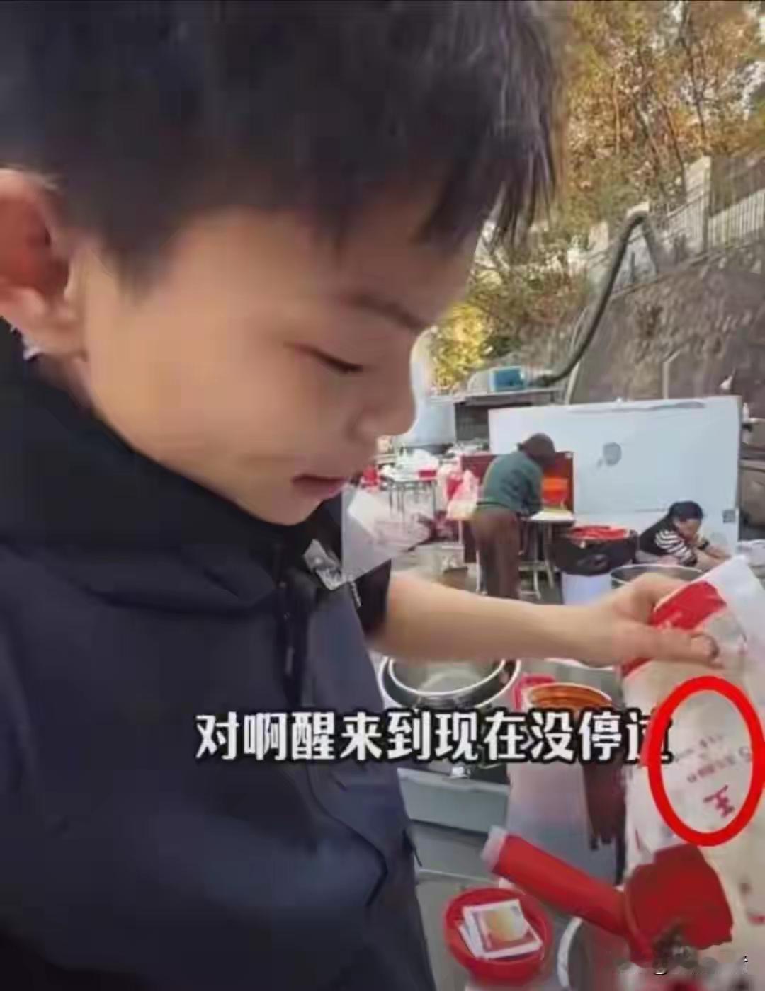 16岁烤鸡少年：从50元本金到月入3万，他把“苦”烤出了香味1.凌晨4点