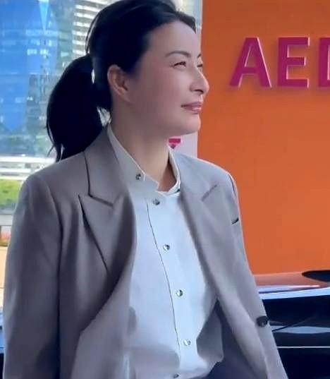 就连玄学大师宋韶光都亲口承认，郭晶晶的面相无人敢看，甚至称其无法用常理解释。耳