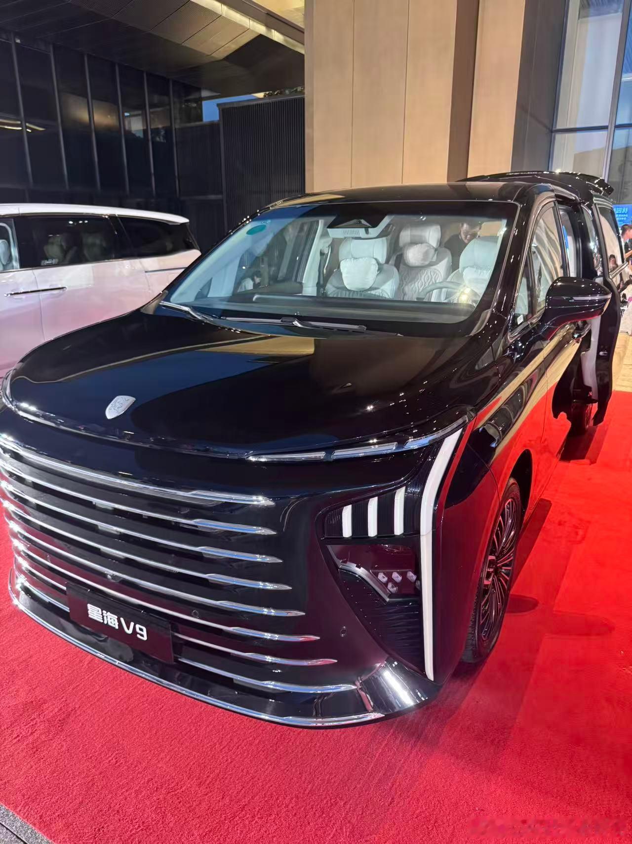 东风星海V9上市，5230mm长的大混动MPV，价格17.99--19.99万元