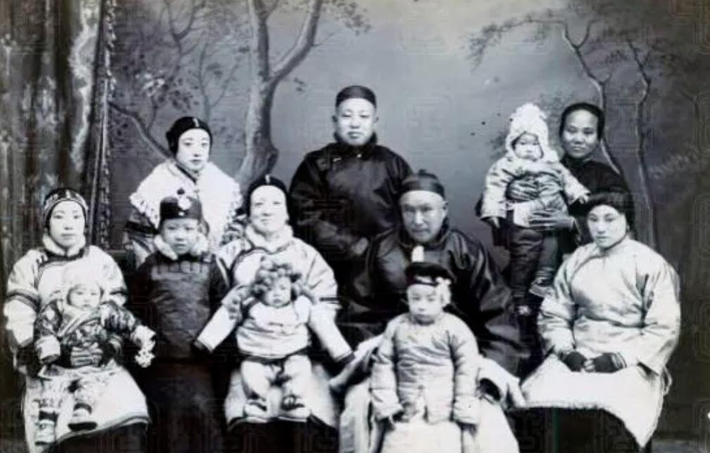 1974年，17岁的张灵凤被90岁的杨森强娶。新婚之夜杨森宽衣解带，张灵凤却泪眼