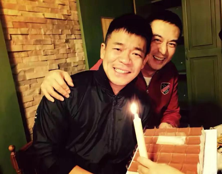 拍戏合同随便谈，唯独孙浩必须进组！面对“带熟人”的调侃，张嘉益只淡然一笑：“当年