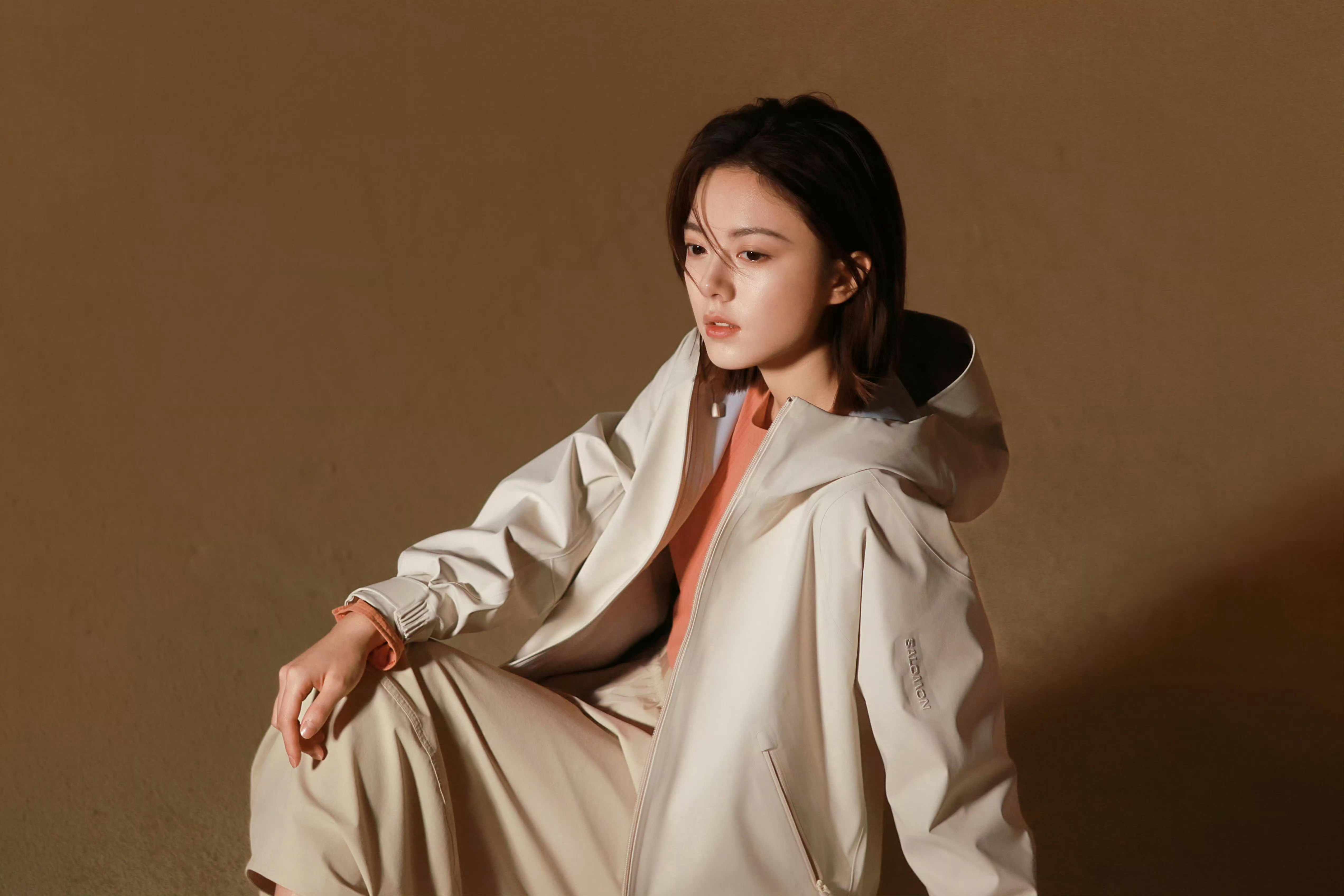 赵今麦萨洛蒙新物料，干净利落、自由舒展的状态完美诠释了Salomon骨子里的户外