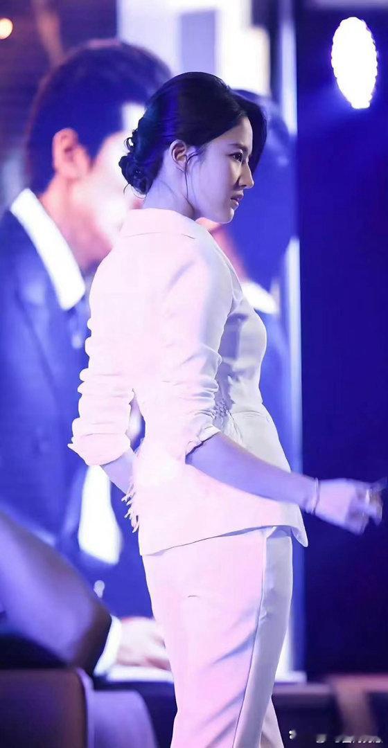 刘亦菲穿白色西装也太绝了，清冷又干练，气质直接封神！