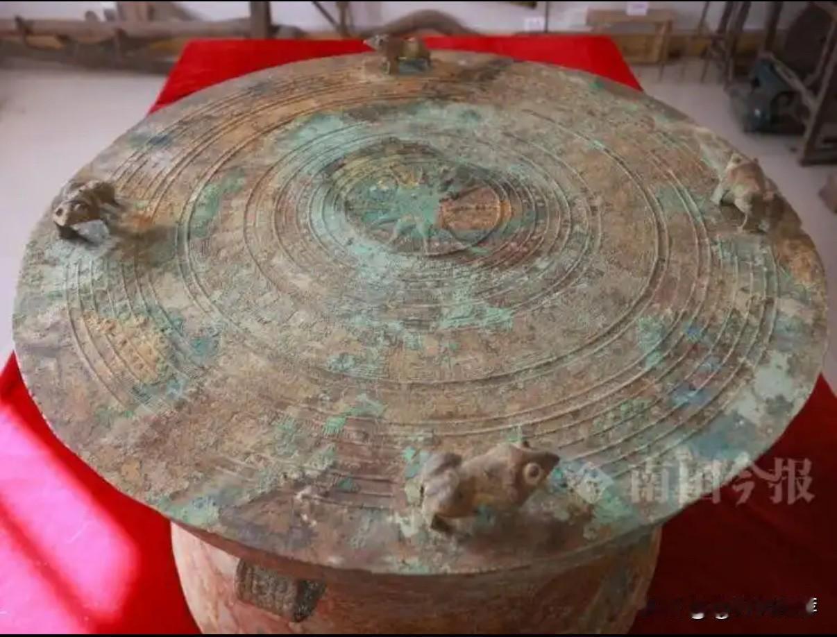 近日，柳州市柳城县大埔镇南村河背屯一处竹林旁，一名村民在挖掘蚯蚓的过程中，意外发