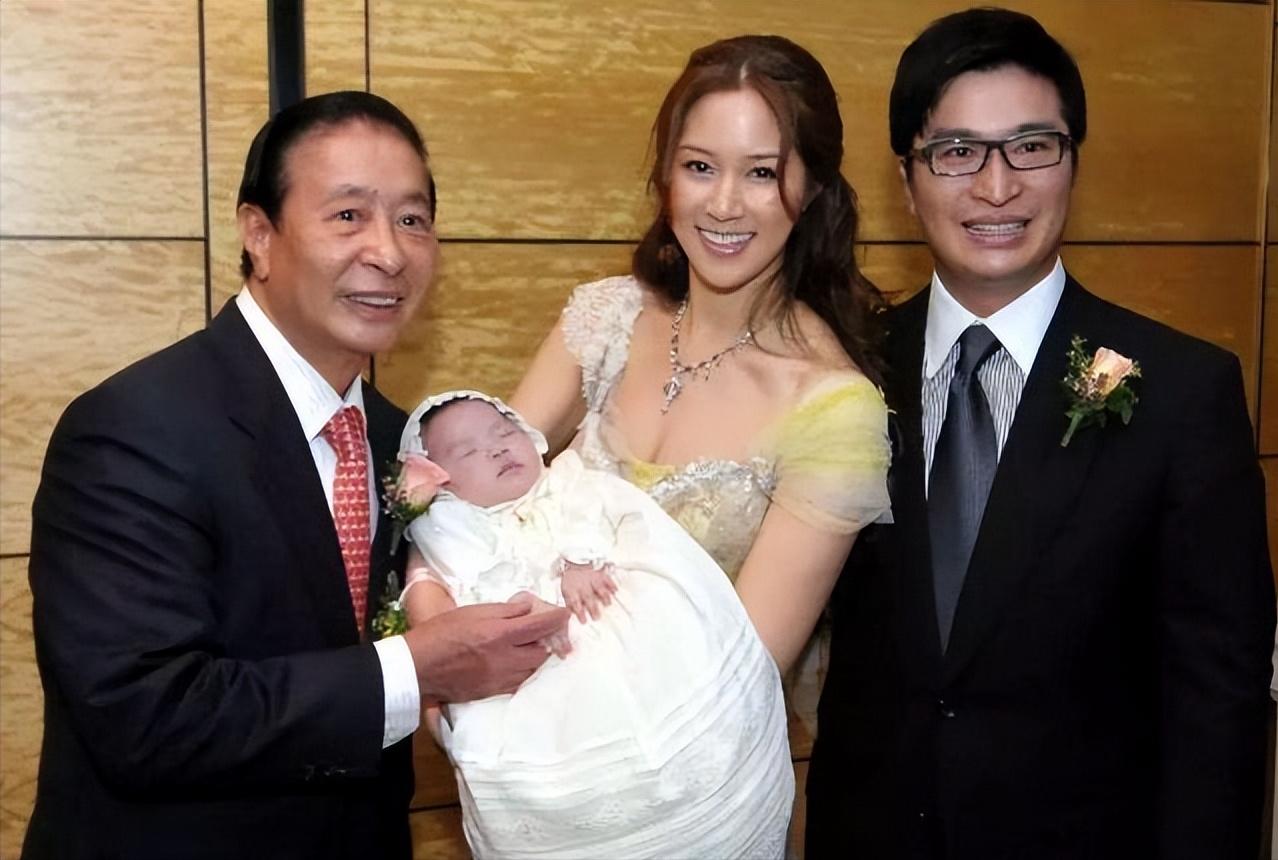 当年，18岁的香港名模徐子淇爱上洪金宝的儿子，当她把这一消息告诉母亲后，徐母却恨