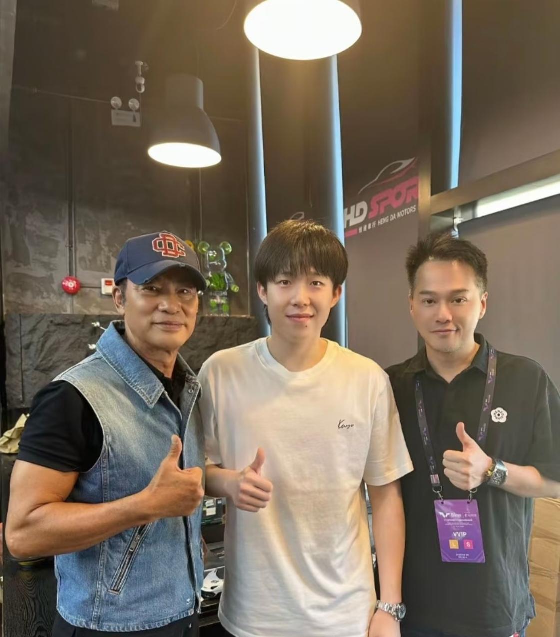 大头新的合照！左边这位是演员任达华，右边是工作人员！！头头站中间！任达华是