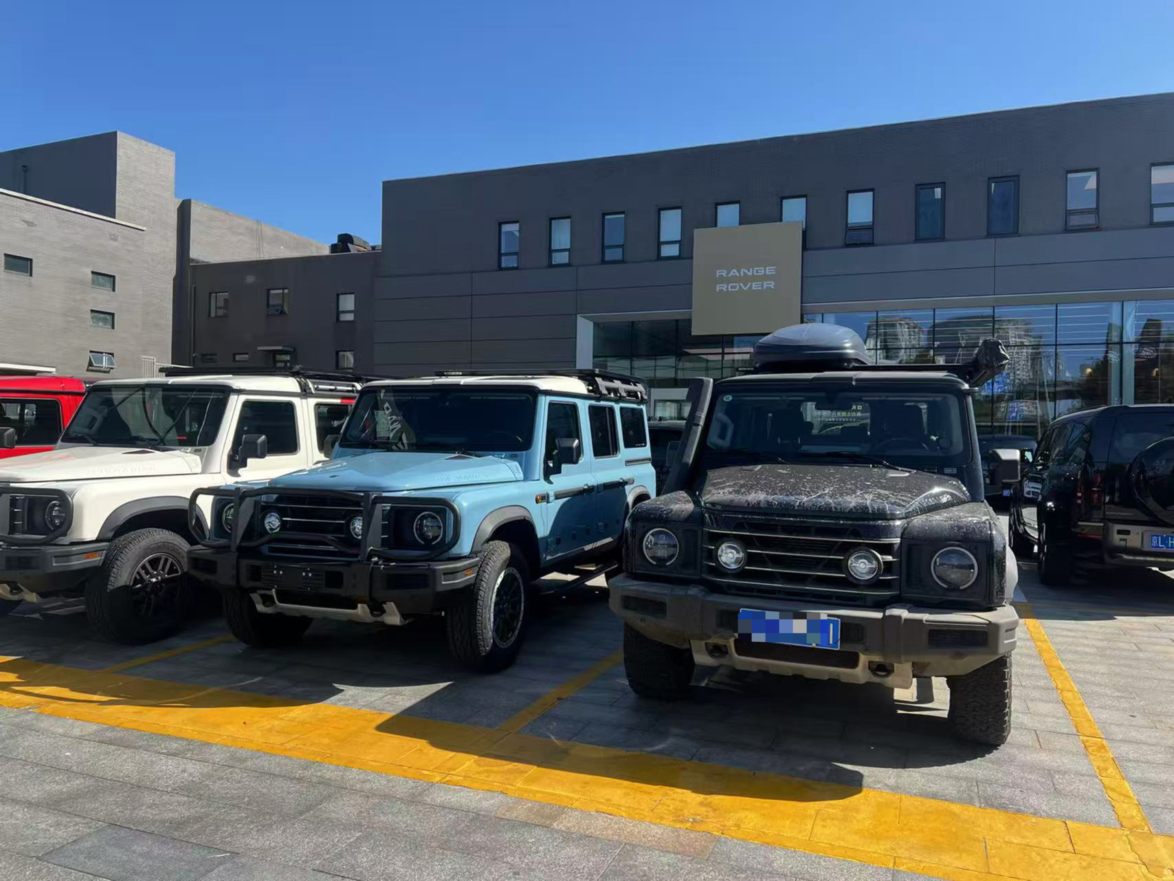 英利士掷弹兵的店和路虎店，挨着呢啊有意思​​​