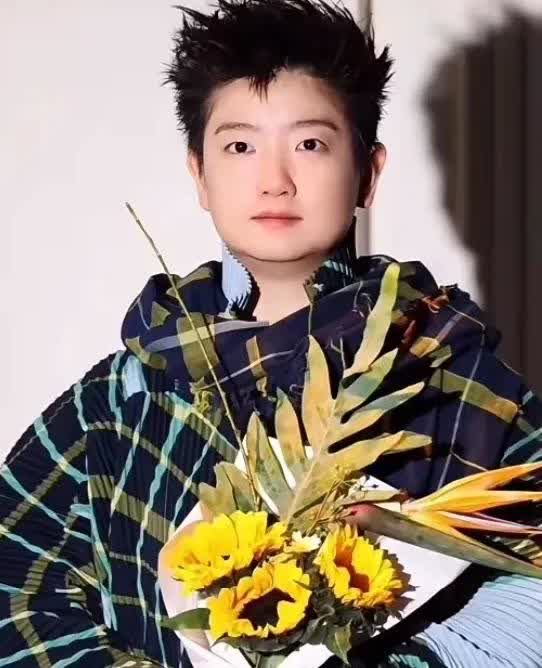莎莎拍摄嘉人杂志抱了一束花，原以为就是为了装饰作用。嘉人的总监发文解释，真是让人